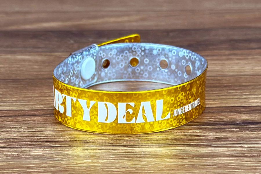 gouden holografische polsbandjes met witte bedrukking voor Jongerentravel